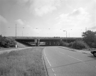 84127 Gezicht op het viaduct in de A12 over de Winthontlaan te Utrecht, uit het zuiden.